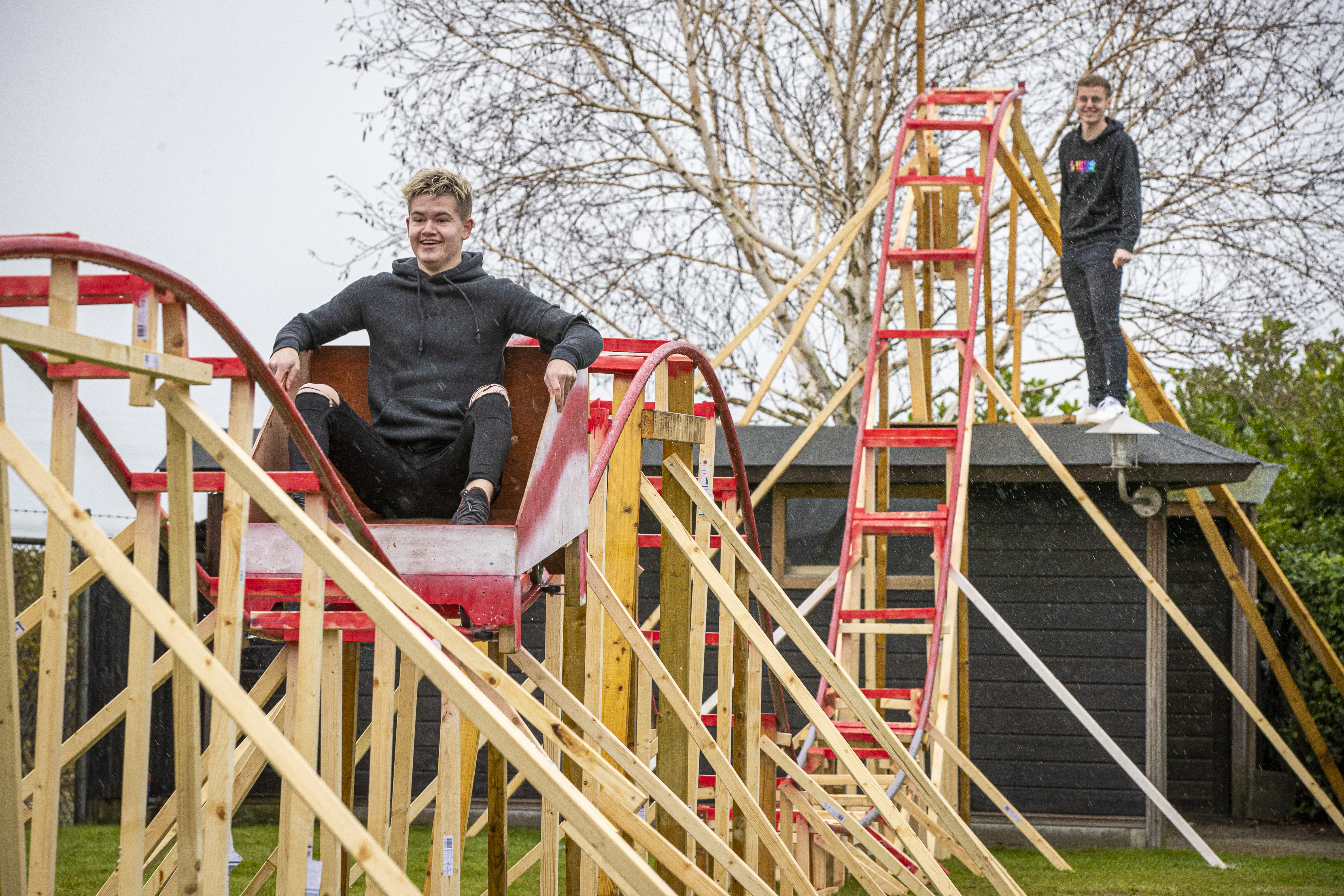 Jesper en Rik bouwen achtbaan in achtertuin: ‘Dat heeft niemand’